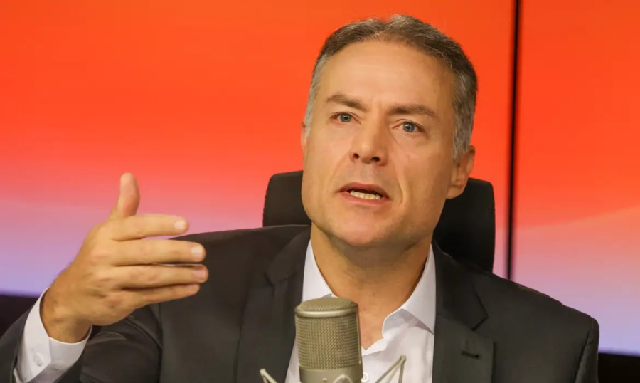 Governo prepara mudança na lei e pode liberar caminhoneiro de parar antes de chegar em casa