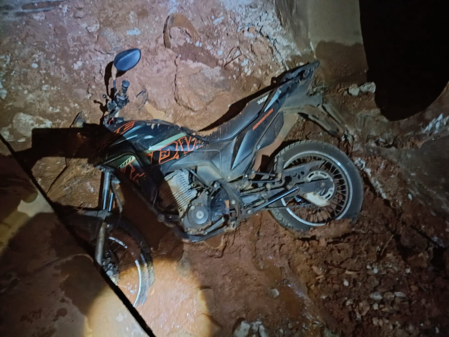 Motociclista cai em valeta, é socorrido por populares e desaparece antes da chegada do resgate em Chapadão do Sul