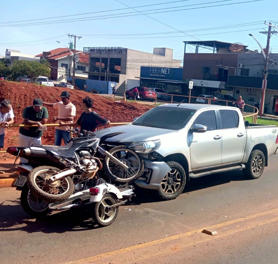 Acidente entre moto e caminhonete deixa jovem ferido em Chapadão do Sul