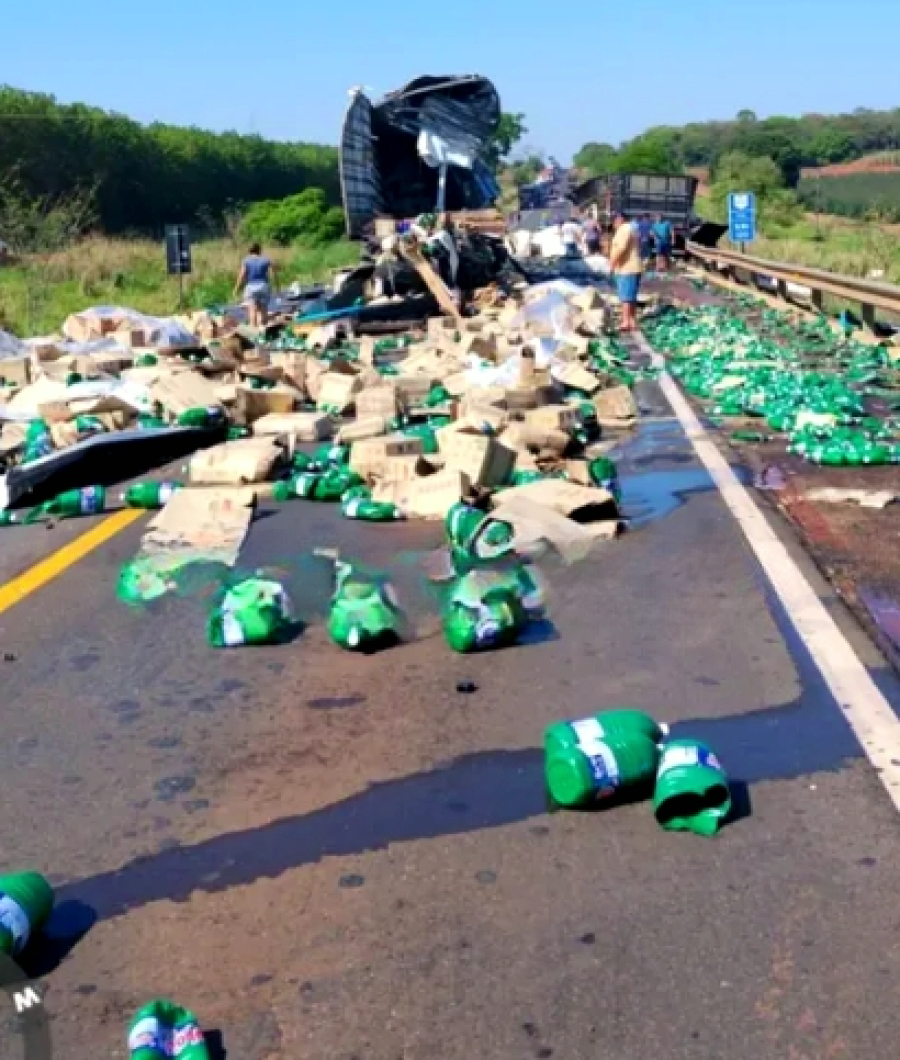 Duas pessoas morrem em acidente entre carretas na BR-158, em MS
