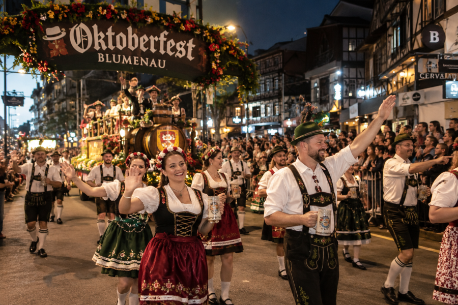Oktoberfest Blumenau 2026 começa com desfile de abertura e programação até 25 de outubro