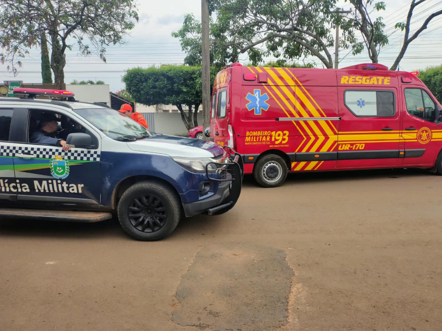 Acidente na Avenida Goiás envolve motocicleta e carro estacionado; mulher fica ferida