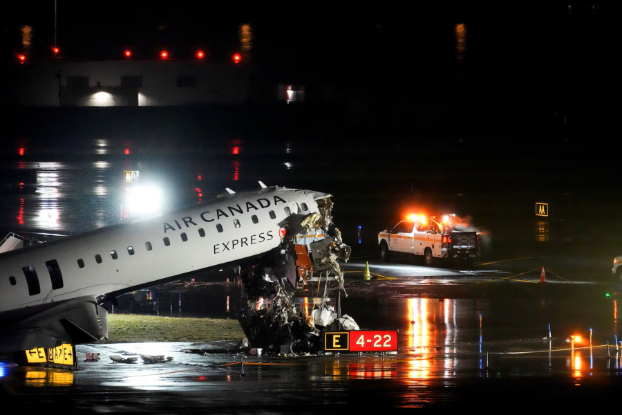 Colisão em aeroporto de Nova York mata dois tripulantes e deixa feridos após choque com caminhão de bombeiros