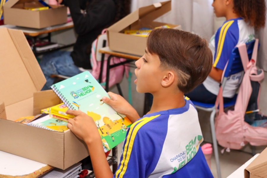Mais de 6 mil alunos começam a receber kits escolares em Chapadão do Sul