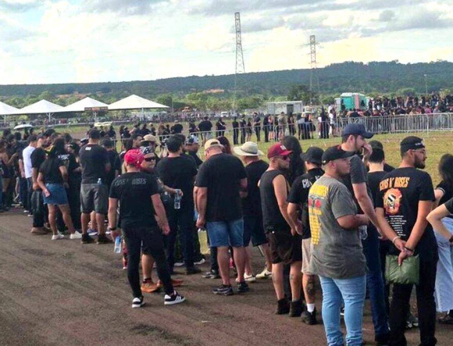 Show do Guns N’ Roses em Campo Grande tem filas desde a madrugada e retenção de itens na entrada