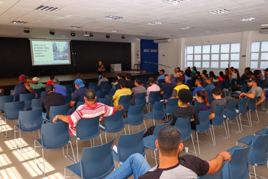 Servidores que atuam nas ruas de Chapadão do Sul passam por treinamento para evitar acidentes no trânsito
