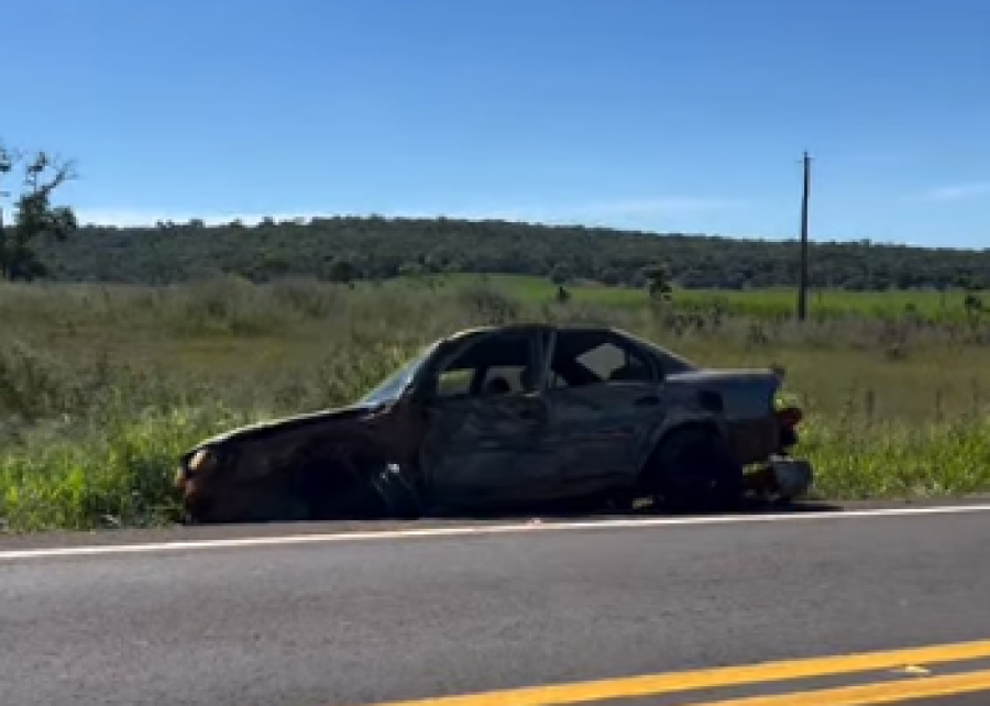 Carreta com carga de açúcar se envolve em acidente na GO-302, próximo à divisa com MS; vítimas tiveram ferimentos leves