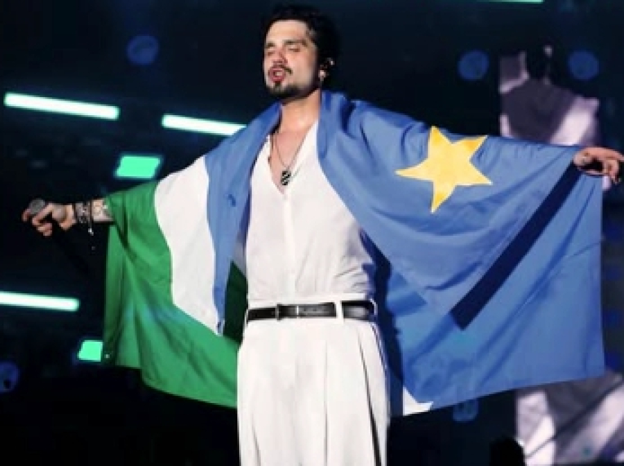 Luan Santana estreia nova turnê em Mato Grosso do Sul, levanta bandeira do estado e canta com arena lotada em Campo Grande