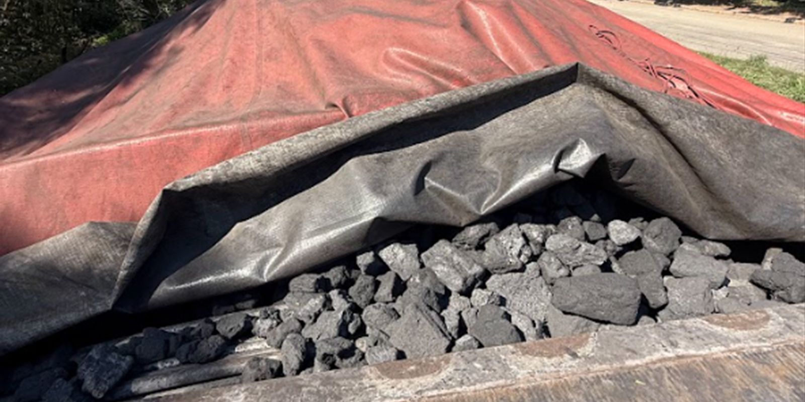 Fiscais apreendem 100 toneladas de combustível industrial em Itaguaí