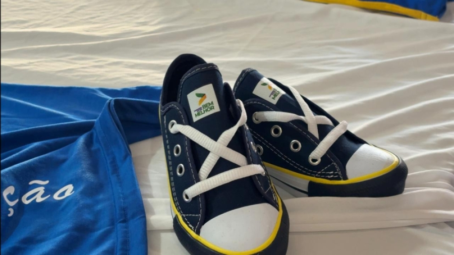 Uniformes com tênis começam a ser entregues em Chapadão do Sul para alunos da rede municipal