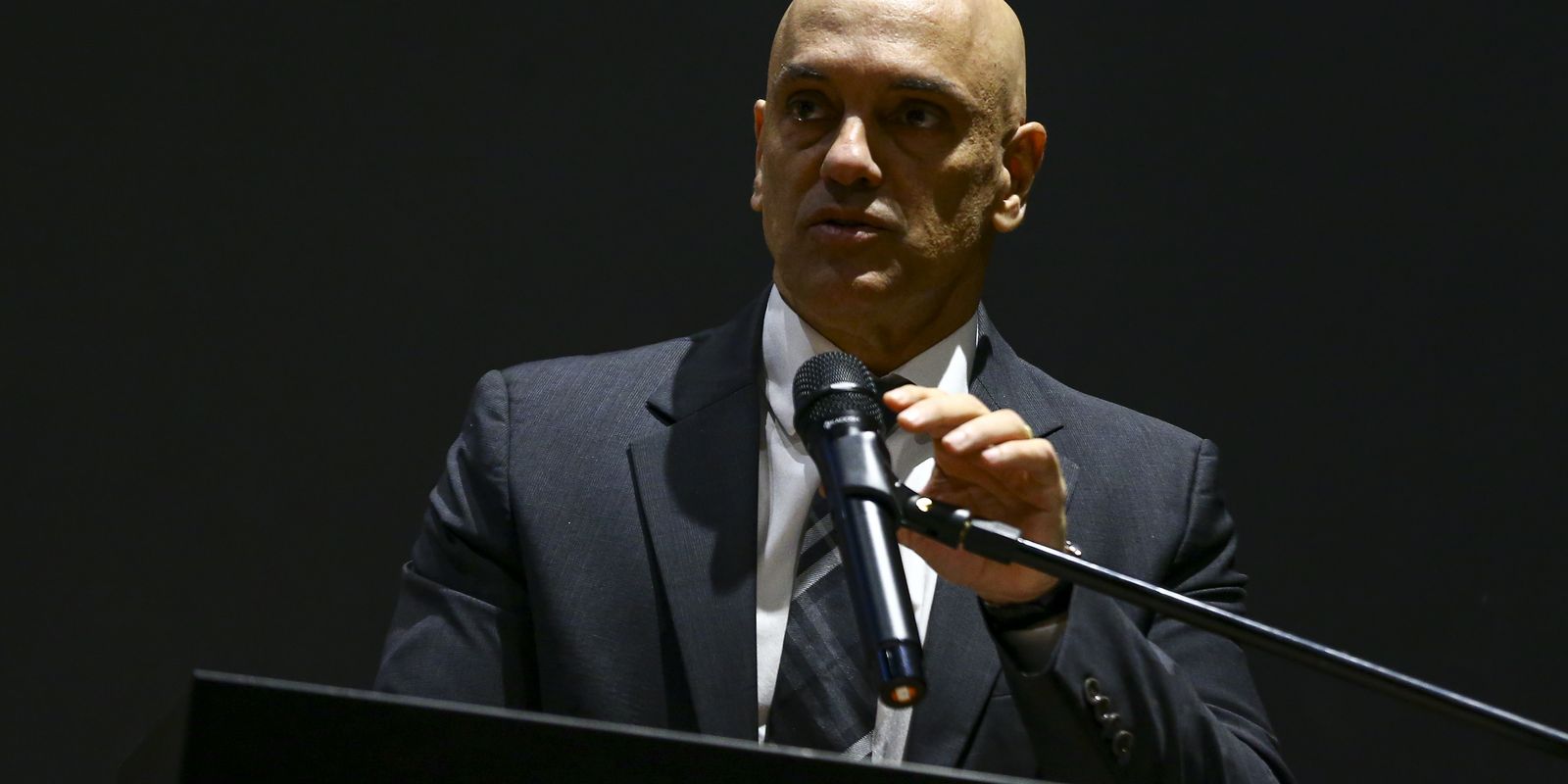 "Inconstitucional e ilegal", diz Moraes sobre investigação de Mendonça