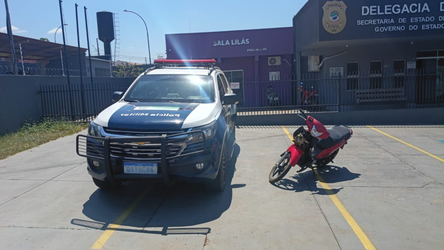 Ação da PM termina com recuperação de motocicleta furtada e dois envolvidos conduzidos em Costa Rica
