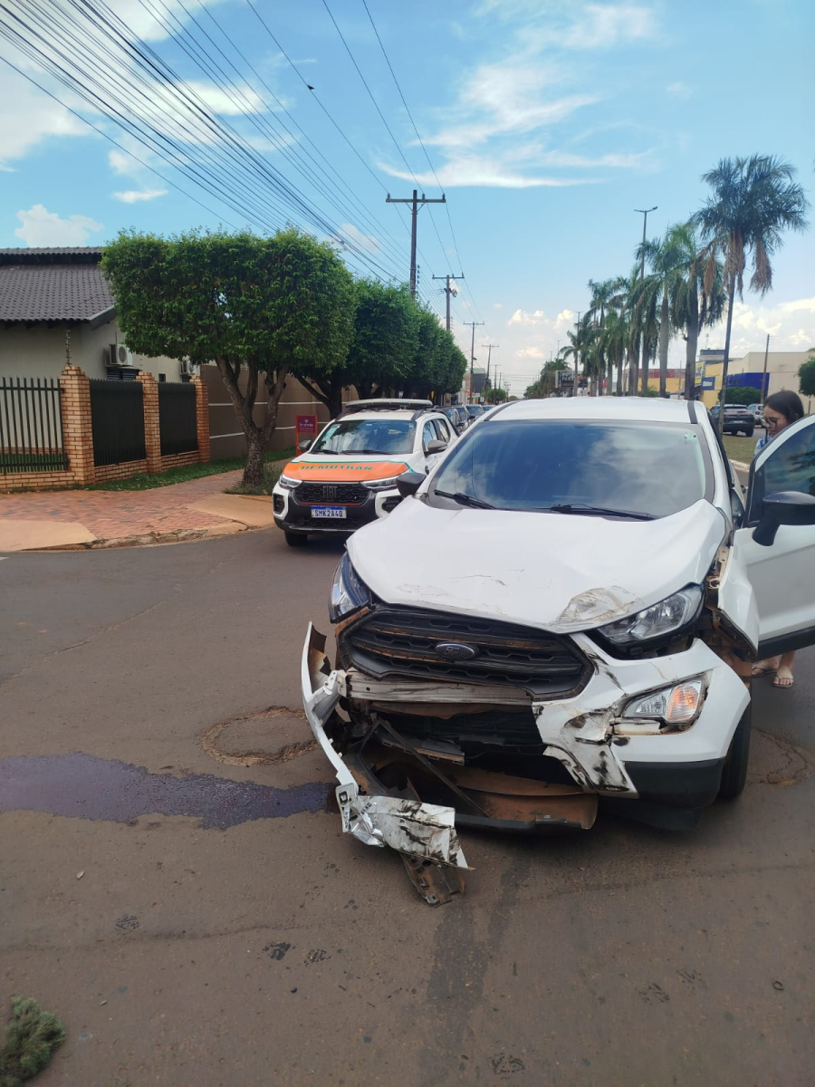Hilux e EcoSport colidem no cruzamento da Rua Dez com a Avenida Onze em Chapadão do Sul