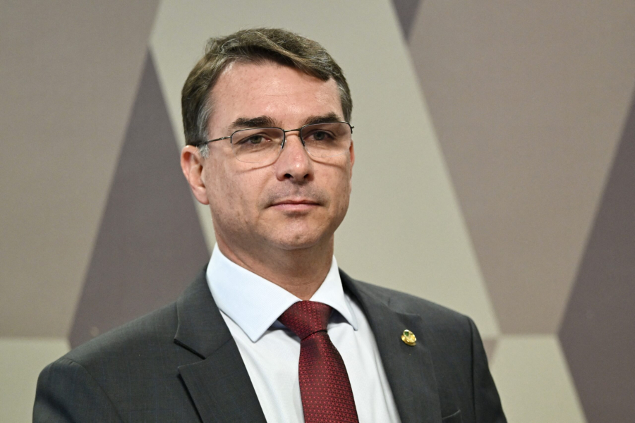 Flávio Bolsonaro desiste do debate da Globo e critica decisão do TSE