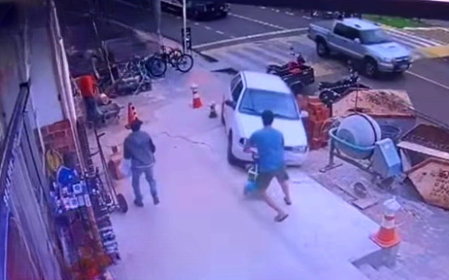 Motorista é preso após atropelar pai e filho de 1 ano e fugir em Costa Rica