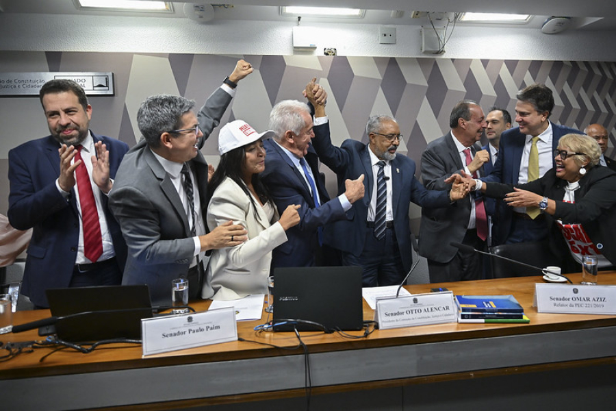 Senado aprova fim da escala 6x1 e redução da jornada para 40 horas semanais