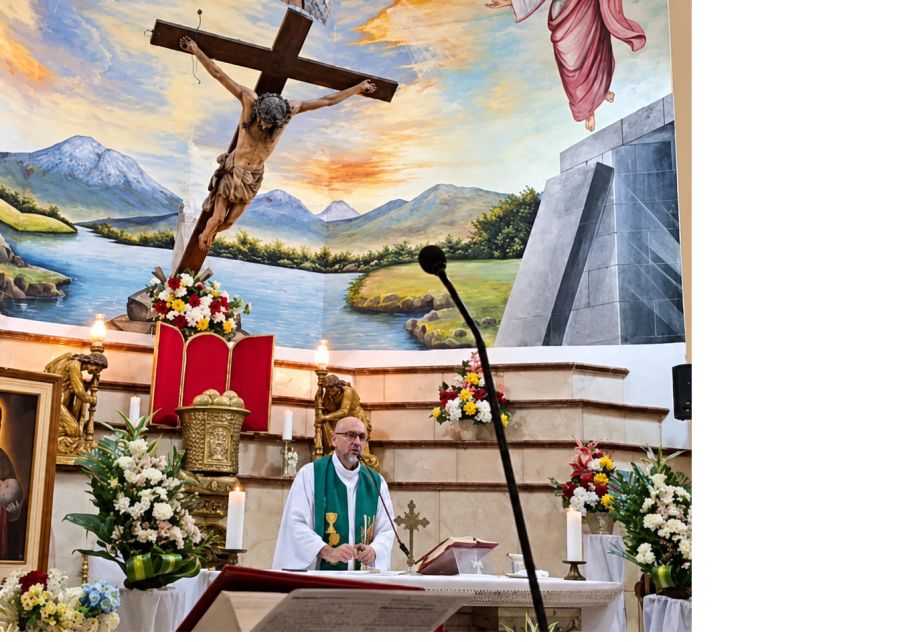 Padre morre após ser atingido por cruz de madeira durante missa transmitida ao vivo no Equador